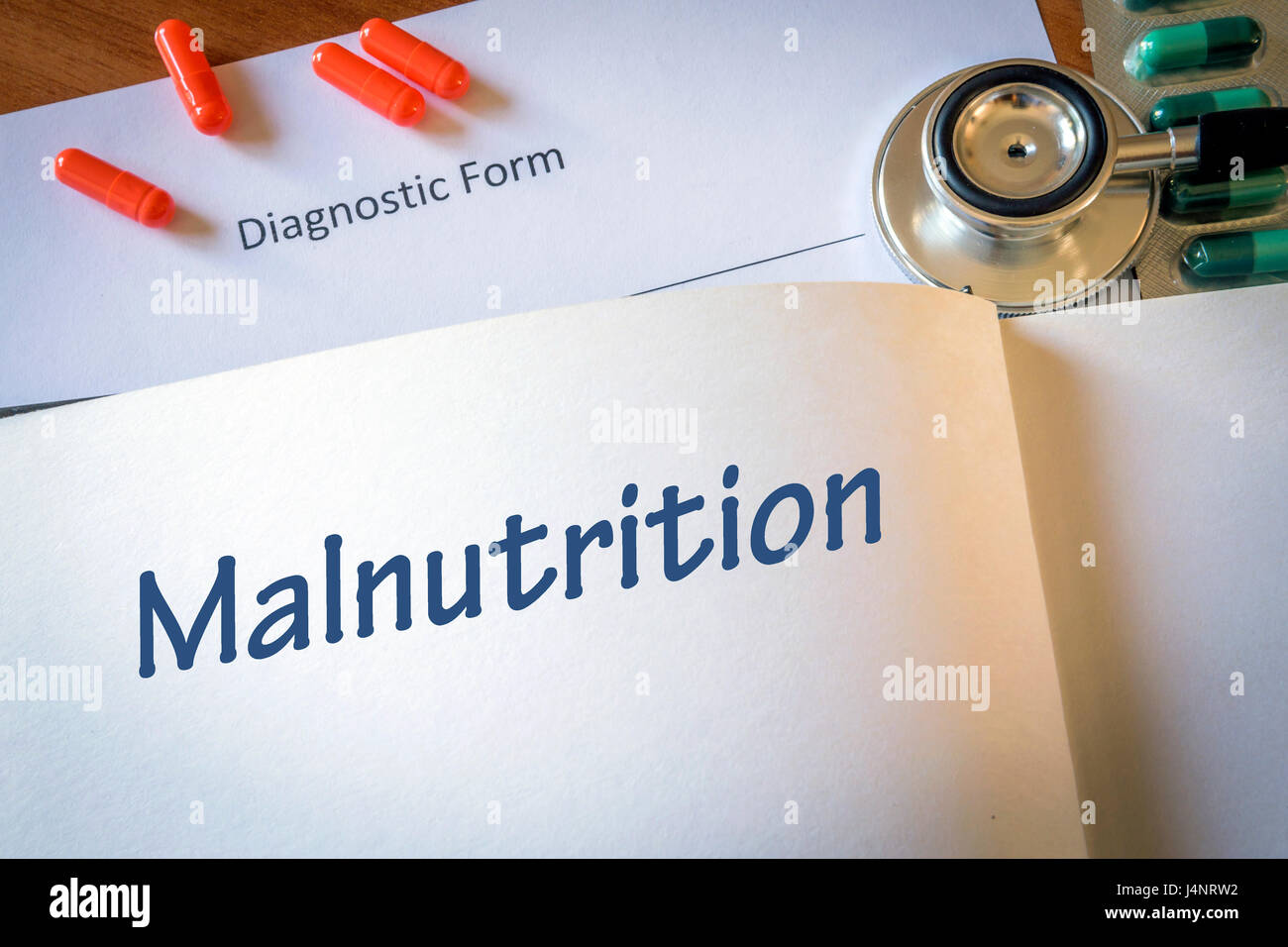 La diagnosi di malnutrizione scritto nel modulo di diagnostica e pillole Foto Stock