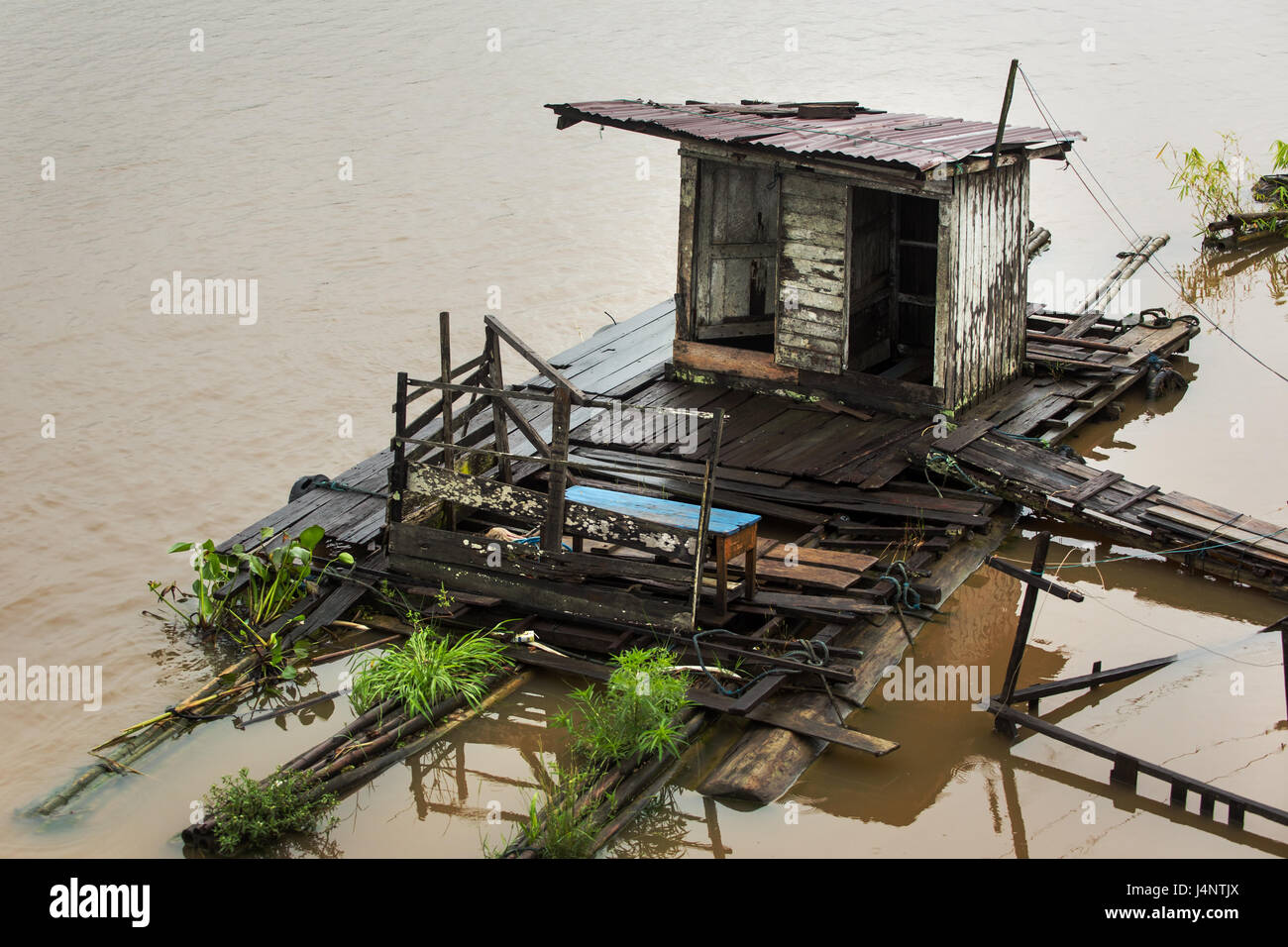 Gabinetto galleggiante di legno duro sulle rive di un fiume in Borneo. Piccole baracche di legno usato come un eco-friendly restroom sono una necessità per il popolo fluviale Foto Stock