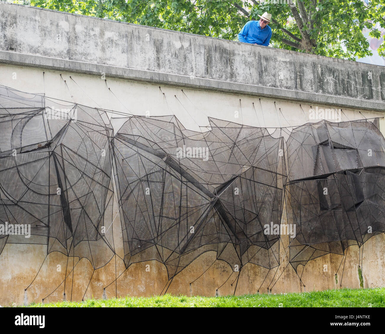 Scultura triptica triptico da Manuel Rivera all'aperto nel parco delle sculture Museo de escultura al aire libre Madrid uomo che guarda verso il basso in corrispondenza di essa Foto Stock