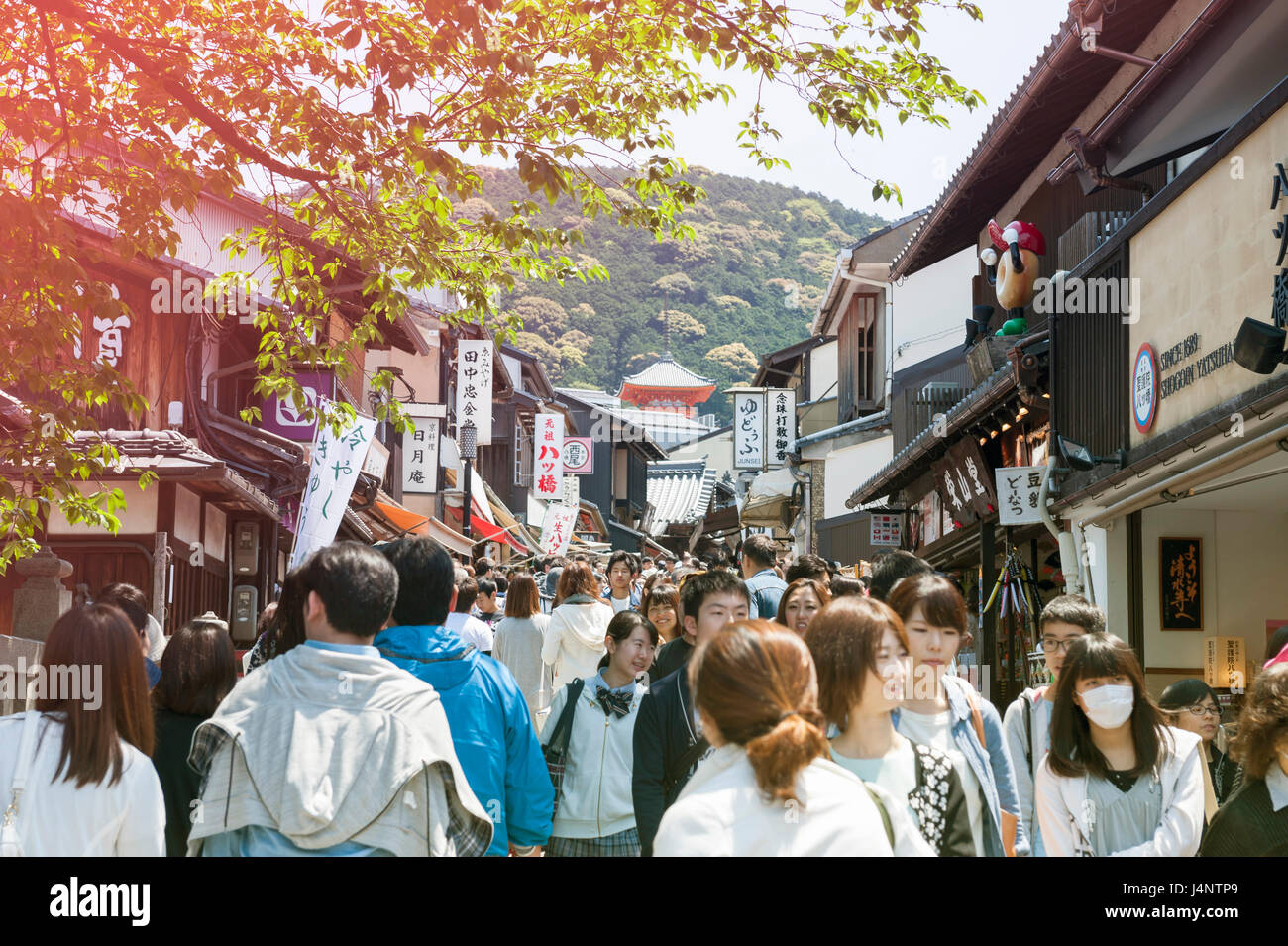 Kyoto, Giappone - Marzo 2016: grande folla di scena a Matsubara Dori, strada famosa per lo shopping, sulla strada per il famoso Kiyomizu-dera tempio di Kyoto, Giappone Foto Stock
