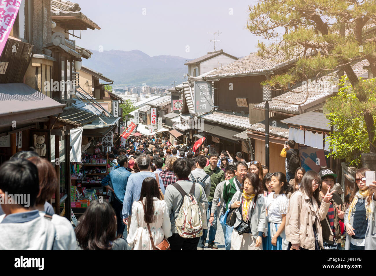 Kyoto, Giappone - Marzo 2016: grande folla di scena a Matsubara Dori, strada famosa per lo shopping, sulla strada per il famoso Kiyomizu-dera tempio di Kyoto, Giappone Foto Stock