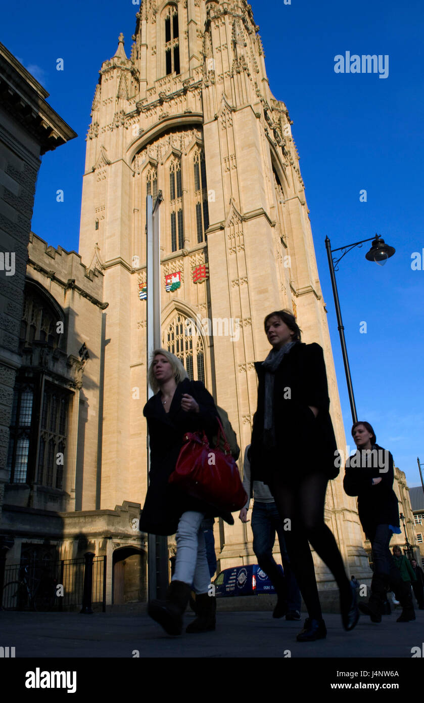 L'Università di Bristol mostra sarà la costruzione dell'edificio e la torre con gli studenti in primo piano Foto Stock