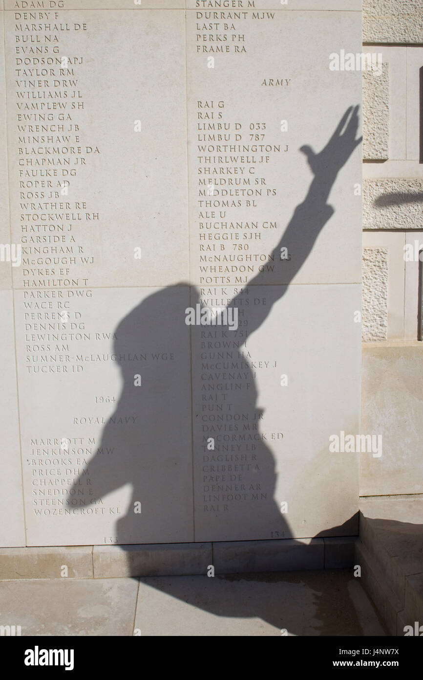 Ombra di una ragazza caduta in mano l'aria al memoriale di guerra Foto Stock