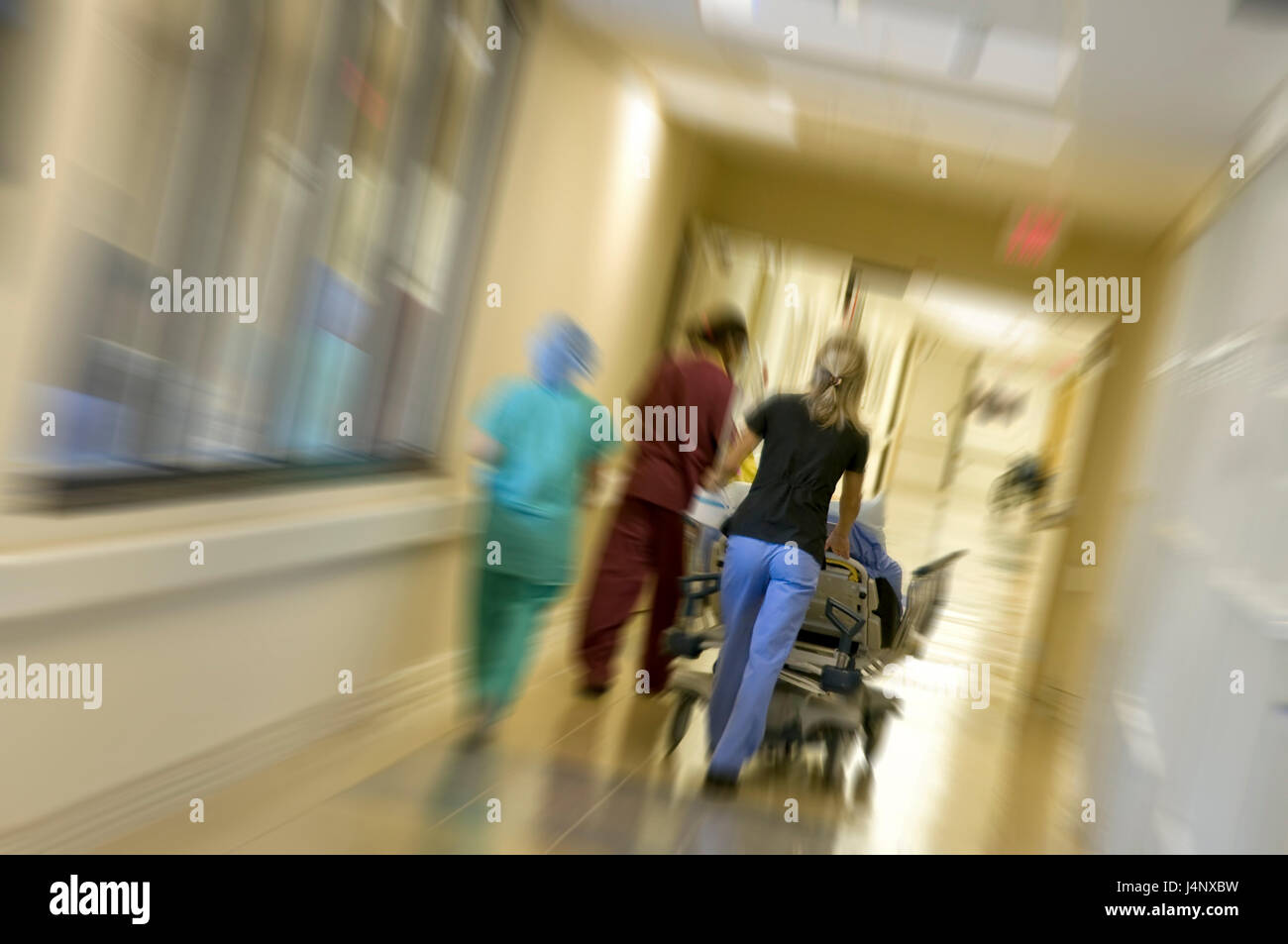 Correndo un paziente al pronto soccorso per la chirurgia con motion effetto lente Foto Stock