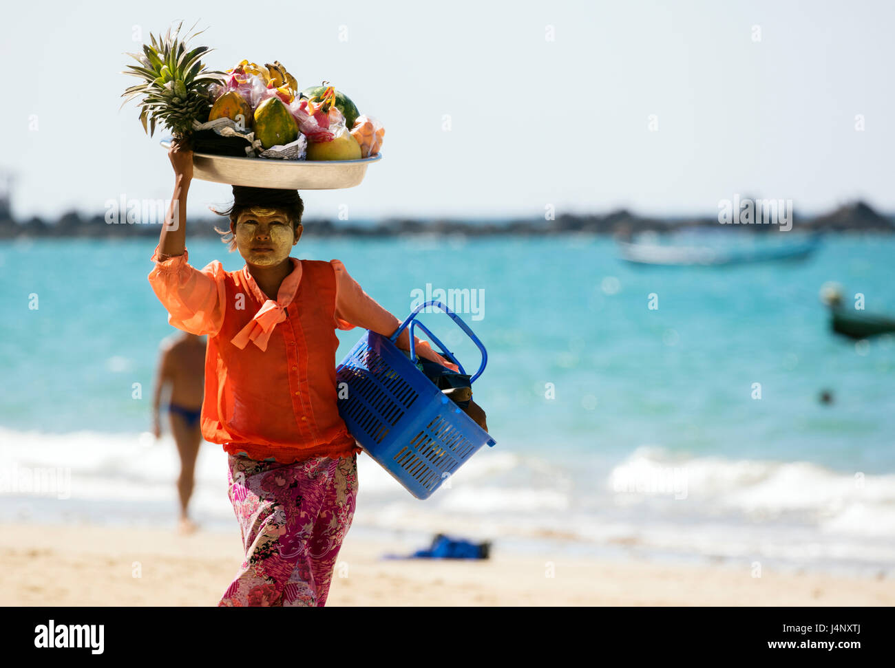 NGAPALI, MYANMAR - Gennaio 5, 2017: donna non identificato la vendita di frutta fresca al litorale ai turisti. Vendita di prodotti per i turisti è il principale Foto Stock