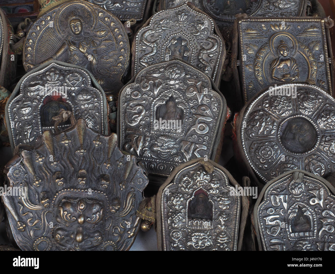 Un sacco di metallo prezioso artefatto con l elezione di inseguire soggetti buddista, nel mezzo di un Buddha figura, religioso antico oggetti di culto, Tib Foto Stock