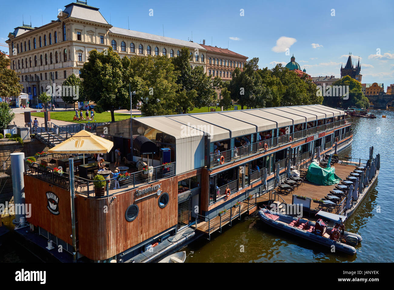 Ristorante Marina sul fiume Moldava a Praga Cechia Foto Stock