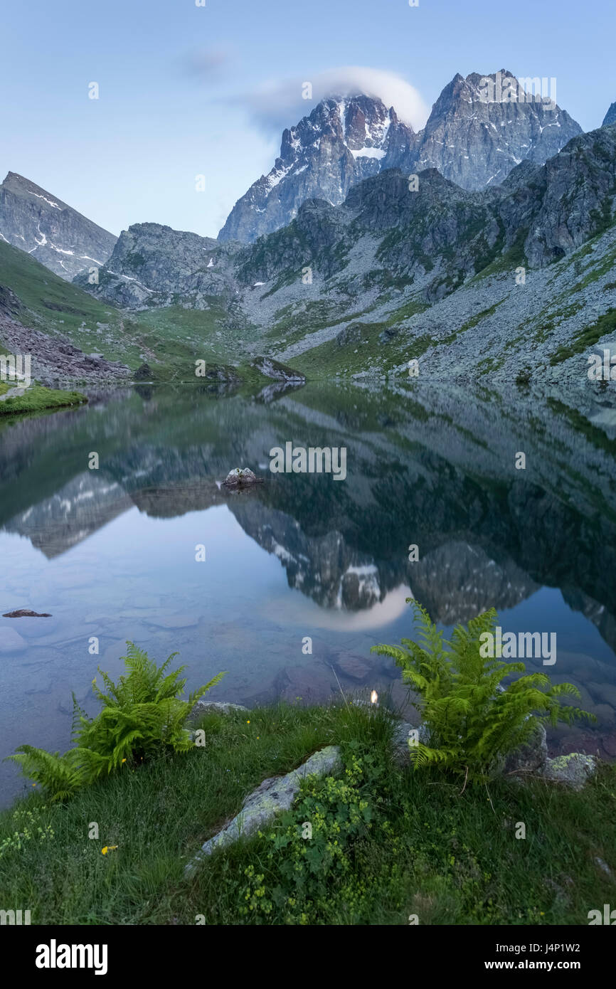 Monviso e Visolotto riflettendo sul Lago Fiorenza dopo il tramonto, Crissolo, Po' Valley, Distretto di Cuneo, Piemonte, Italia. Foto Stock