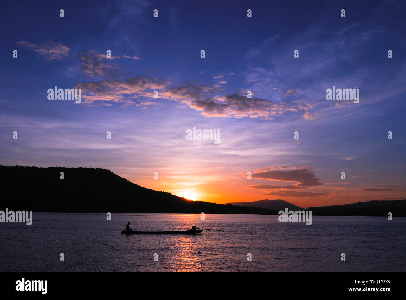 Gli uomini la pesca sul fiume Mekong in un campo al tramonto, Chiang Khan, Thailandia Foto Stock