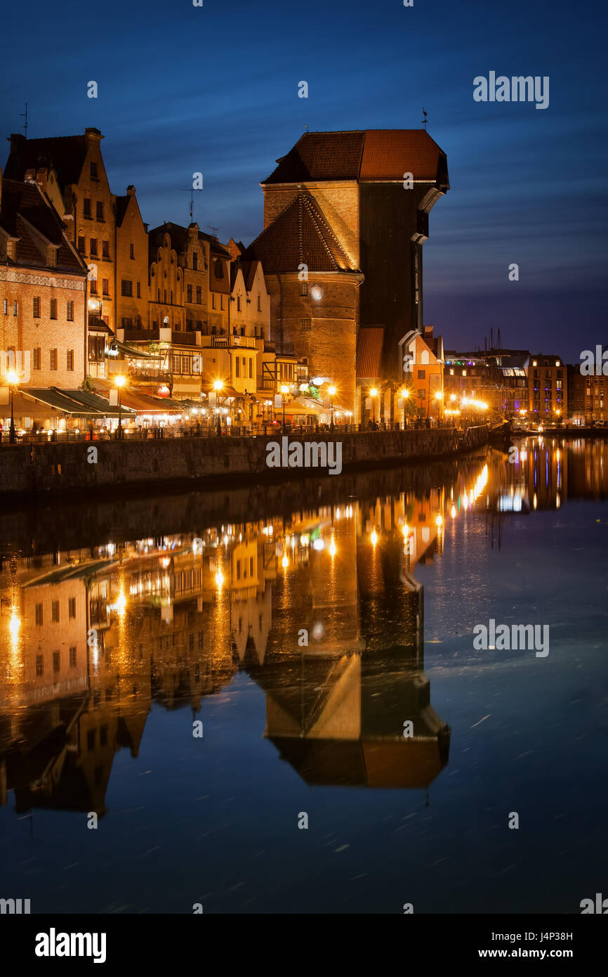 Città vecchia di Danzica in Polonia di notte, il simbolo medievale di Crane e simbolo di una città portuale vecchia con la riflessione dell'acqua nel fiume Motlawa Foto Stock