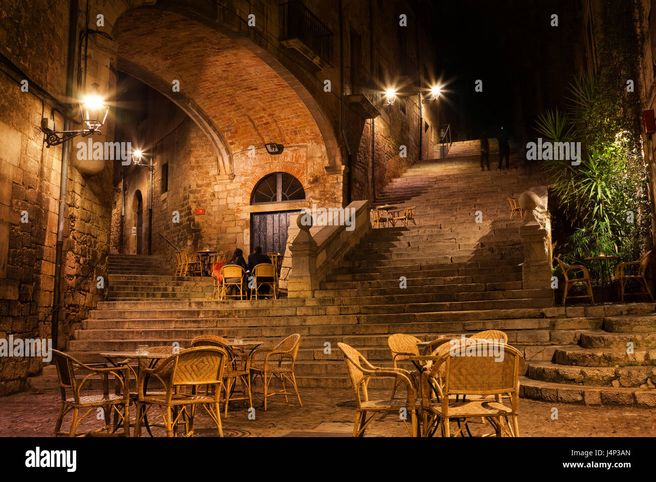 Girona città di notte, Pujada de Sant Domenec Scale e arco della Agullana Palace, la Catalogna, Spagna Foto Stock