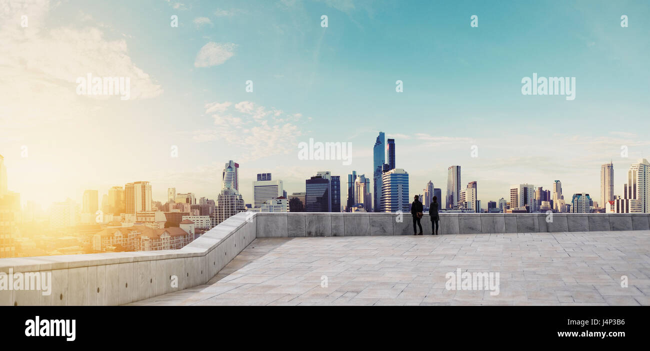 Panoramica, Cityscape di Sunrise con coppia Foto Stock