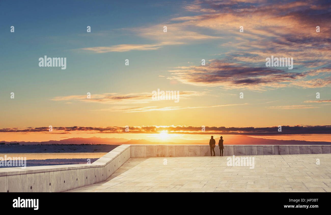 Giovane dating sotto il cielo al tramonto in estate Foto Stock