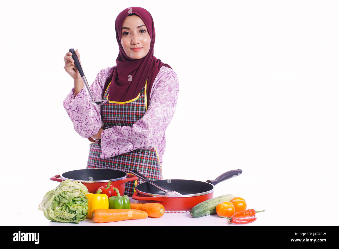 Casalinga indossare un grembiule pronto a cucinare per i membri della famiglia con diversi il linguaggio del corpo e la faccia espressione isolato su sfondo bianco - cucina, cibo Foto Stock