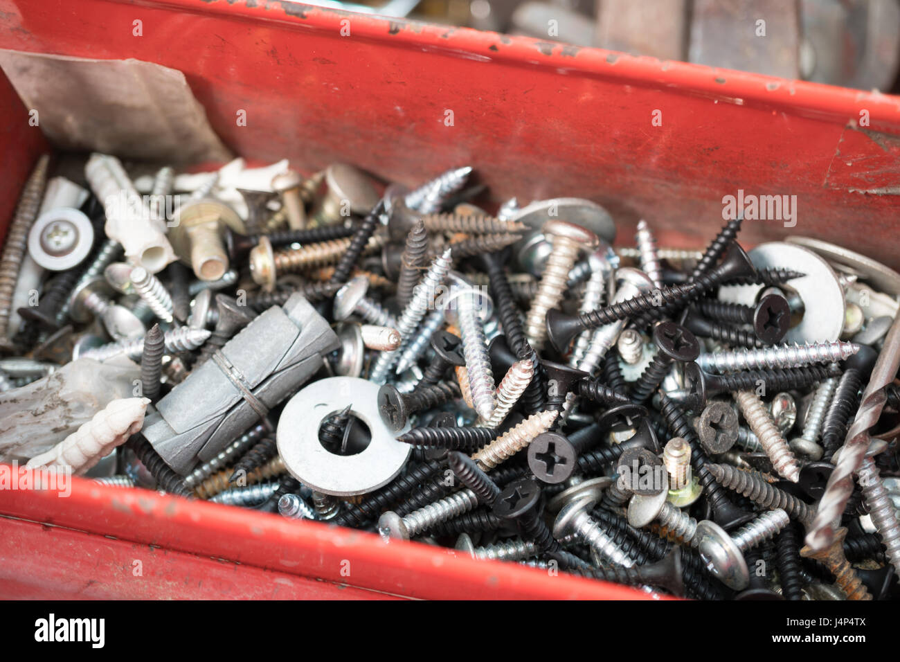 Vecchia cassetta degli attrezzi rossa con gli utensili e le viti Foto Stock