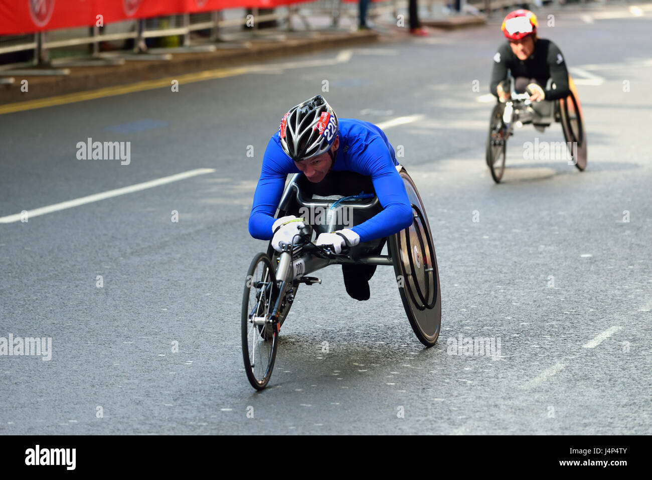 Concorrenti su sedia a rotelle, 2017 Vergine denaro maratona di Londra, London, Regno Unito Foto Stock