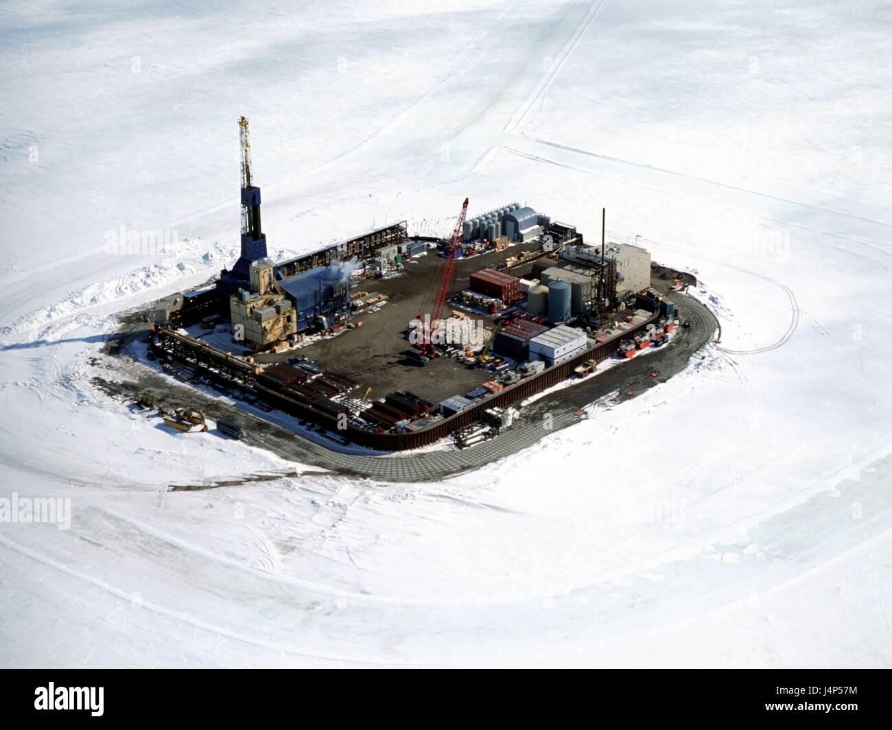 Northstar Island in the Beaufort Sea. Un 5-acro man-made isola artificiale costruito di ghiaia di sei miglia marine dalla costa di Alaska da Northstar olio per lo scopo di trivellazioni petrolifere nel fondale artico 12.500 piedi sotto. Costruito durante i mesi invernali del 2000, è stato in funzione dal 2001. A causa del mare di ghiaccio un olio standard della piattaforma non è stato possibile Foto Stock