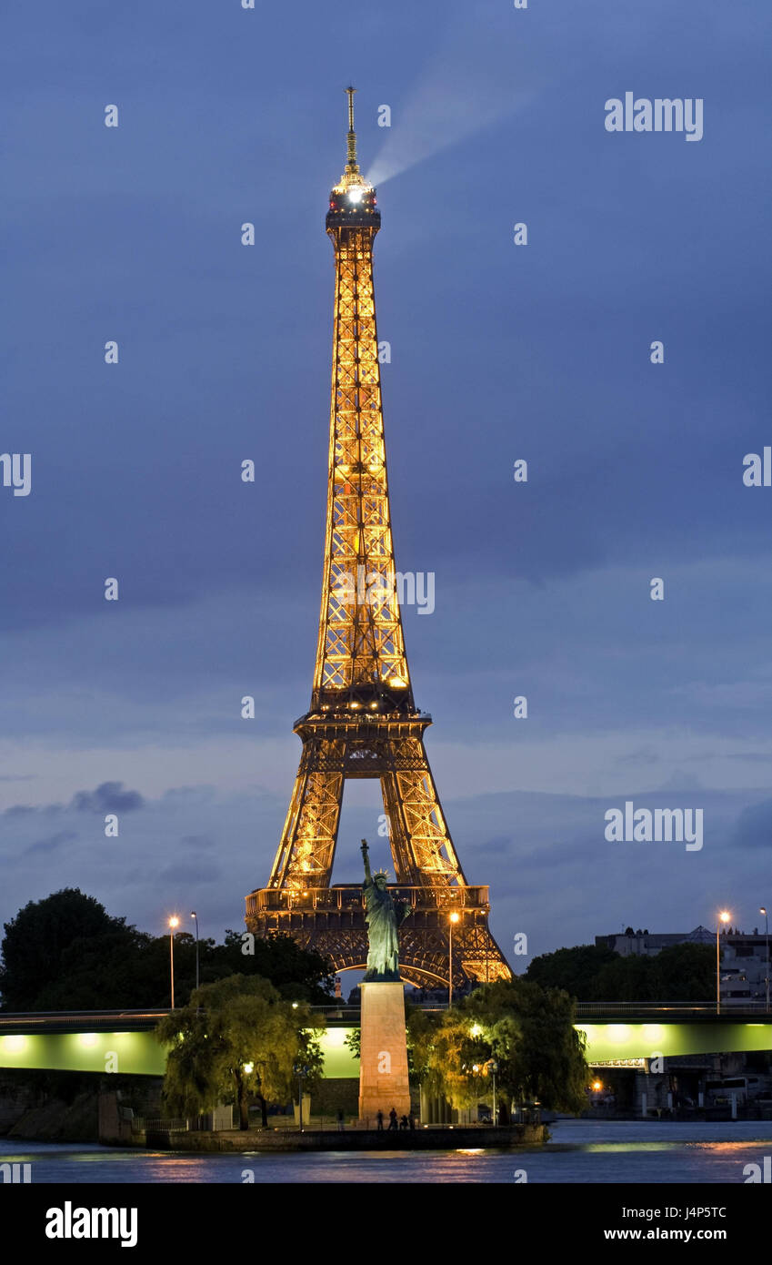 Francia, Parigi, la Torre Eiffel e la Statua della Libertà, illuminazione, sera, Foto Stock