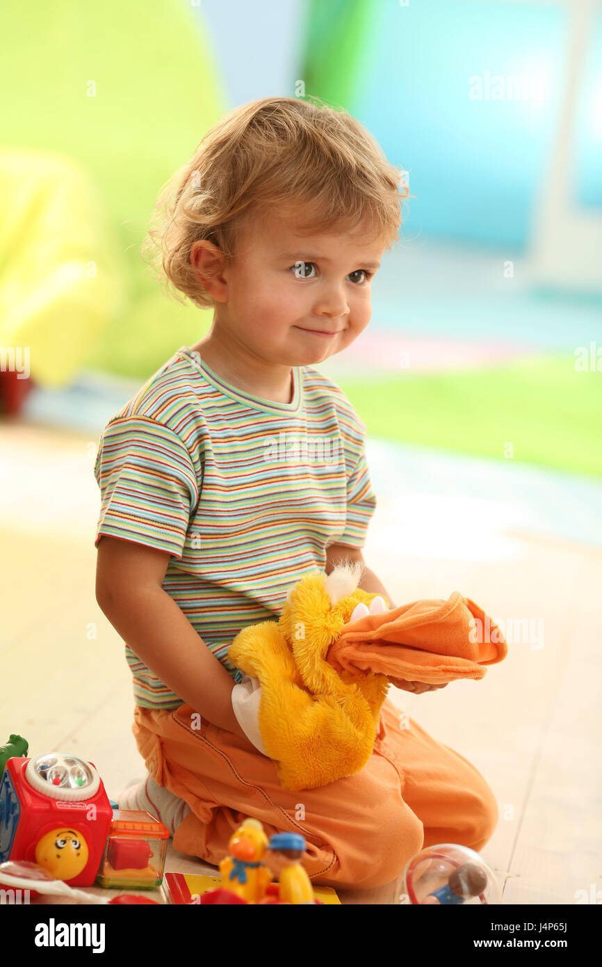 Infantile, 3 anni, play, giocattoli, modello rilasciato, persone, bambino,  infantile, abito, ci si inginocchia, toccato, scoperte, Indoor, boy,  giocattolo morbido, marionette giocattoli, tutto il corpo Foto stock - Alamy