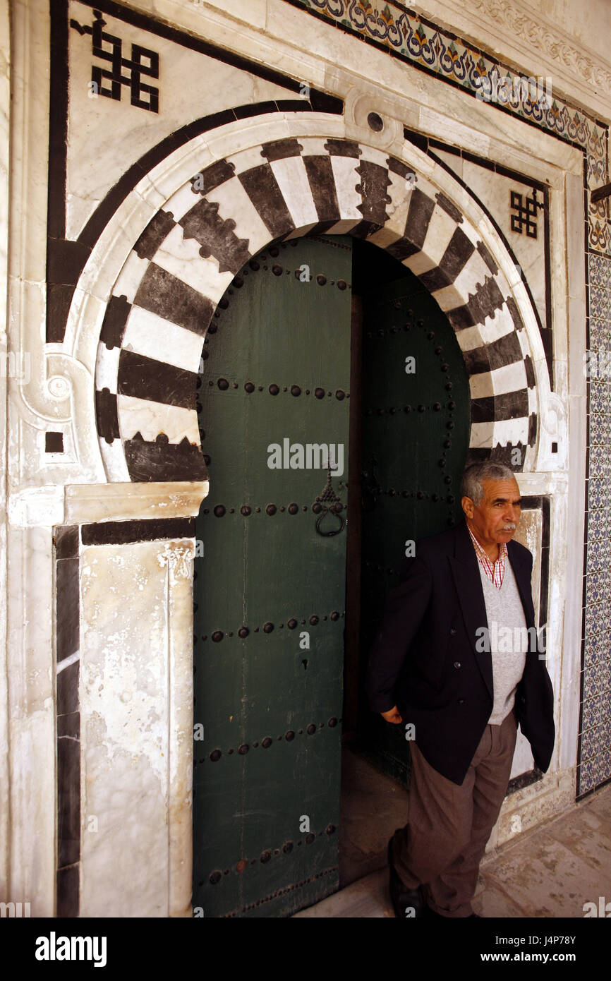La Tunisia, Tunisi, Città Vecchia, casa, porta, uomo, Foto Stock