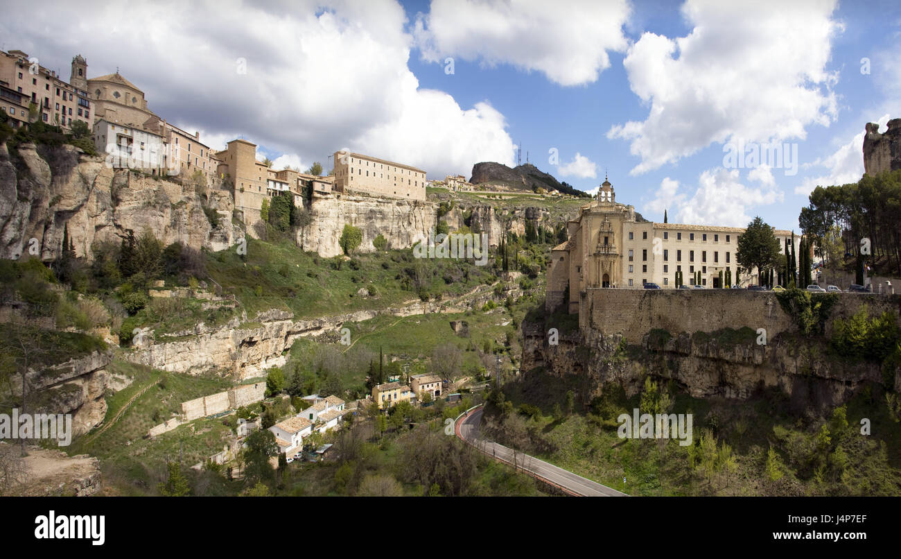 Spagna, Kastilien-La Mancha, Cuenca, bile altopiano, 'case sospese', cielo, blu, nuvole, Castiglia, Città Vecchia, rock, scogliera, edificio, case, case, famosa attrazione, luogo di interesse, turismo, UNESCO-patrimonio culturale mondiale, Foto Stock