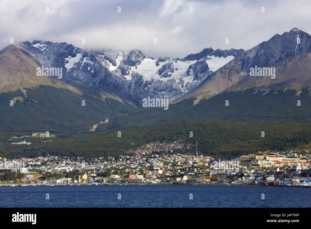 Argentina, Tierra del Fuego, Ushuaia, vista città, Ushuaia Bay, sfondo, montagne innevate Foto Stock