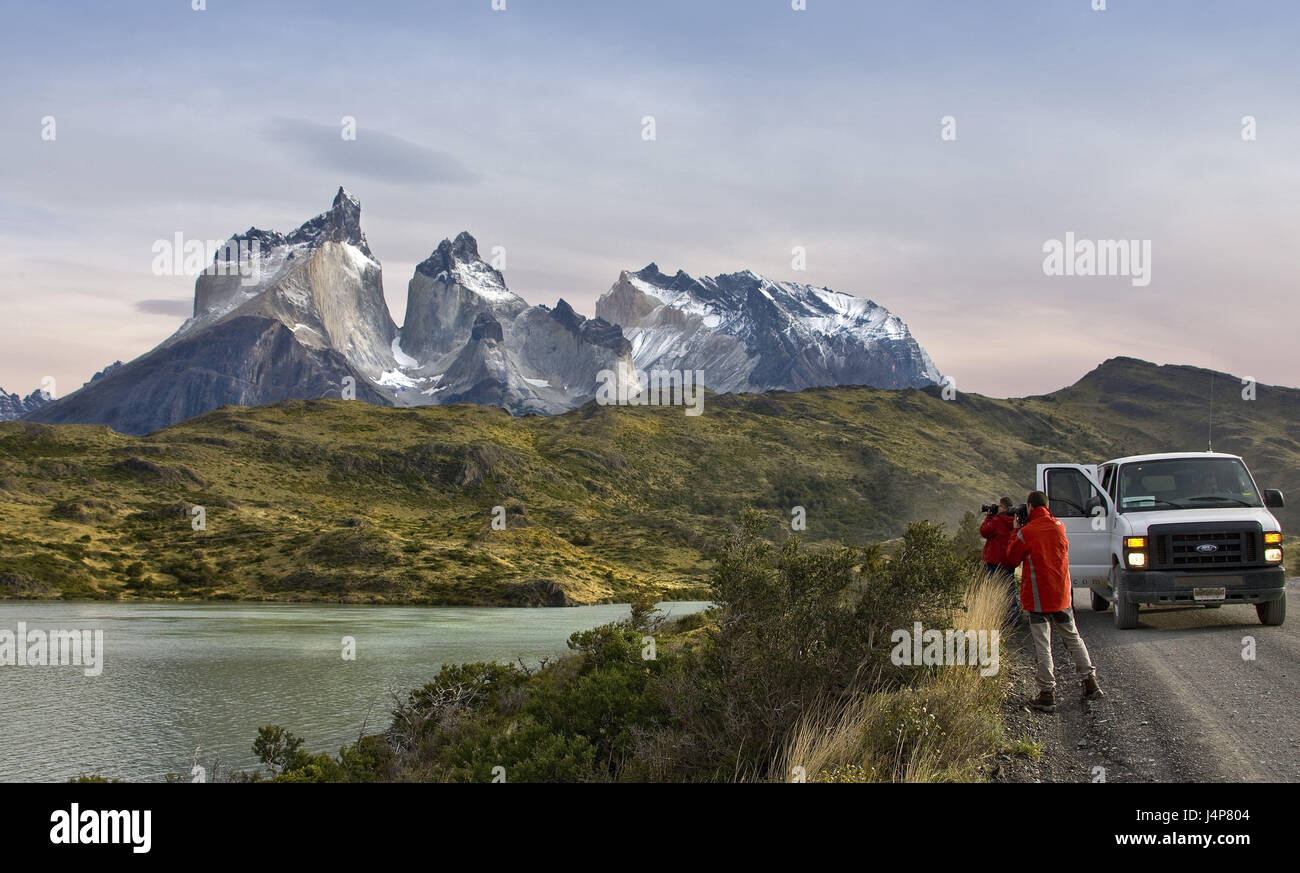 Il Cile, Patagonia, parco nazionale Torres del Paine, Cuernos del Paine, country road, turistico, scattare una foto, nessun modello di release, Foto Stock