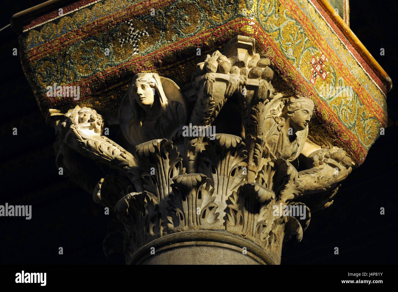 L'Italia, isola di Sicilia, Monreale, il Duomo di Santa Maria La Nuova, interior shot, pilastro, capitale, dettaglio Foto Stock