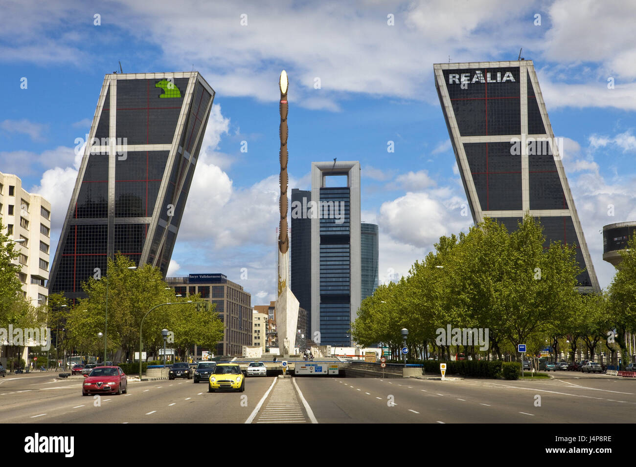 Spagna, Madrid, Plaza Castilla, Twin Towers, città capitale, alta sorge, torri, disassato, architettura moderna, luogo di interesse, turismo, street, automobili, cieli, nubi Foto Stock