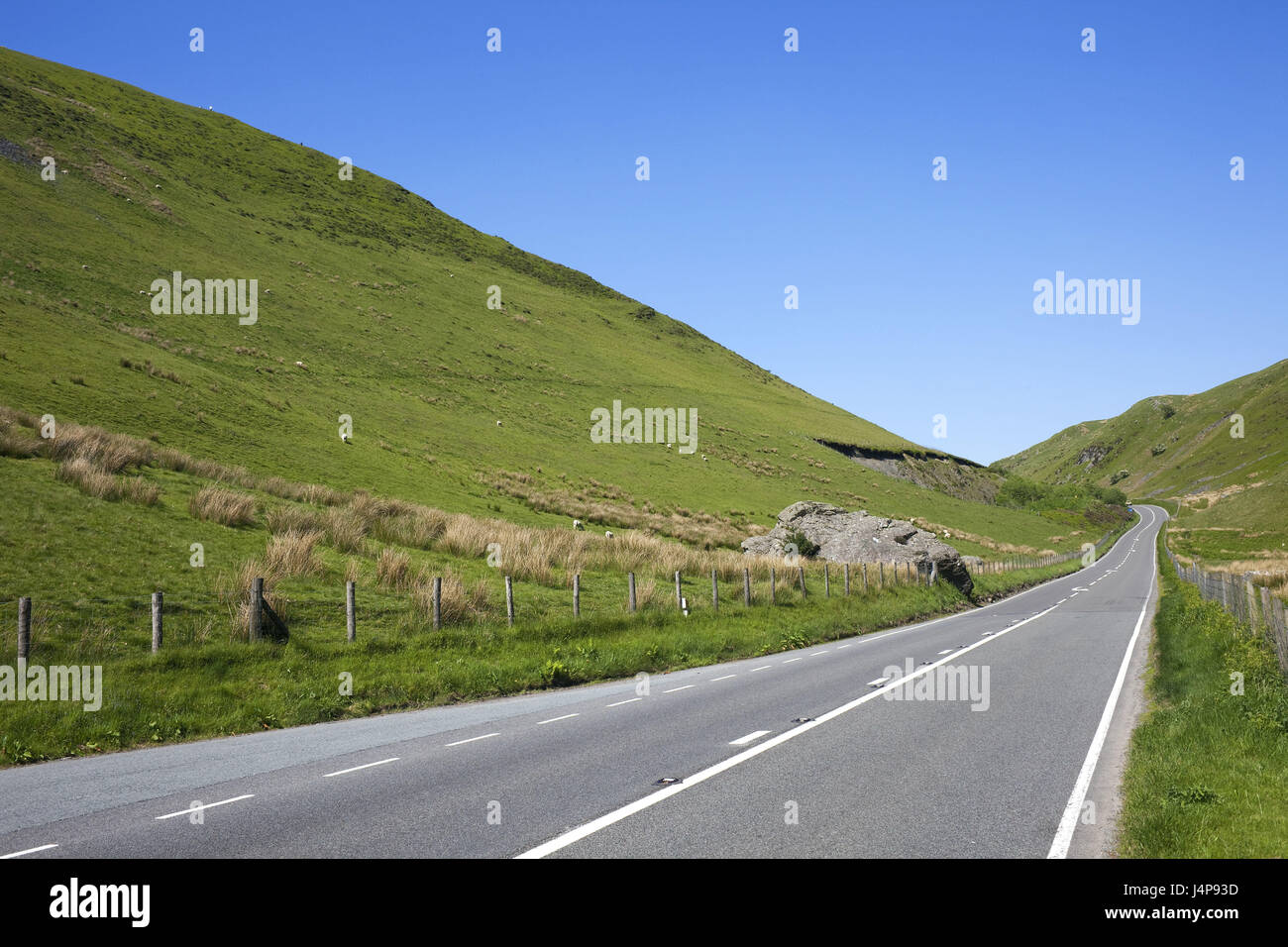 Il Galles, Gwynedd, Snowdonia National Park, il paesaggio di montagna, strada di campagna, Foto Stock
