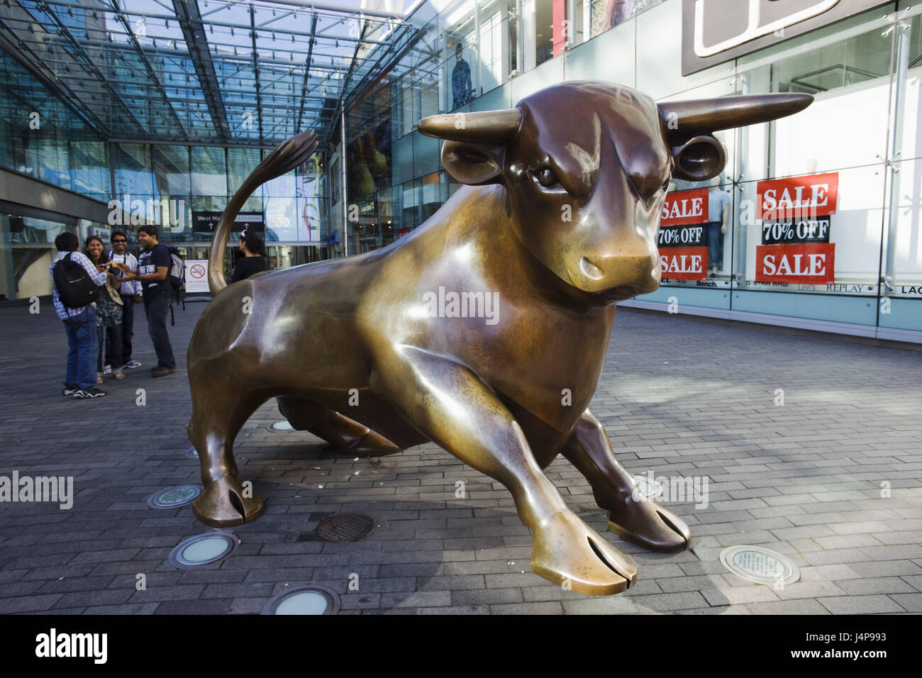 Gran Bretagna, Inghilterra, Birmingham, statua in bronzo, Bull, Bullring Shopping Mall, Foto Stock