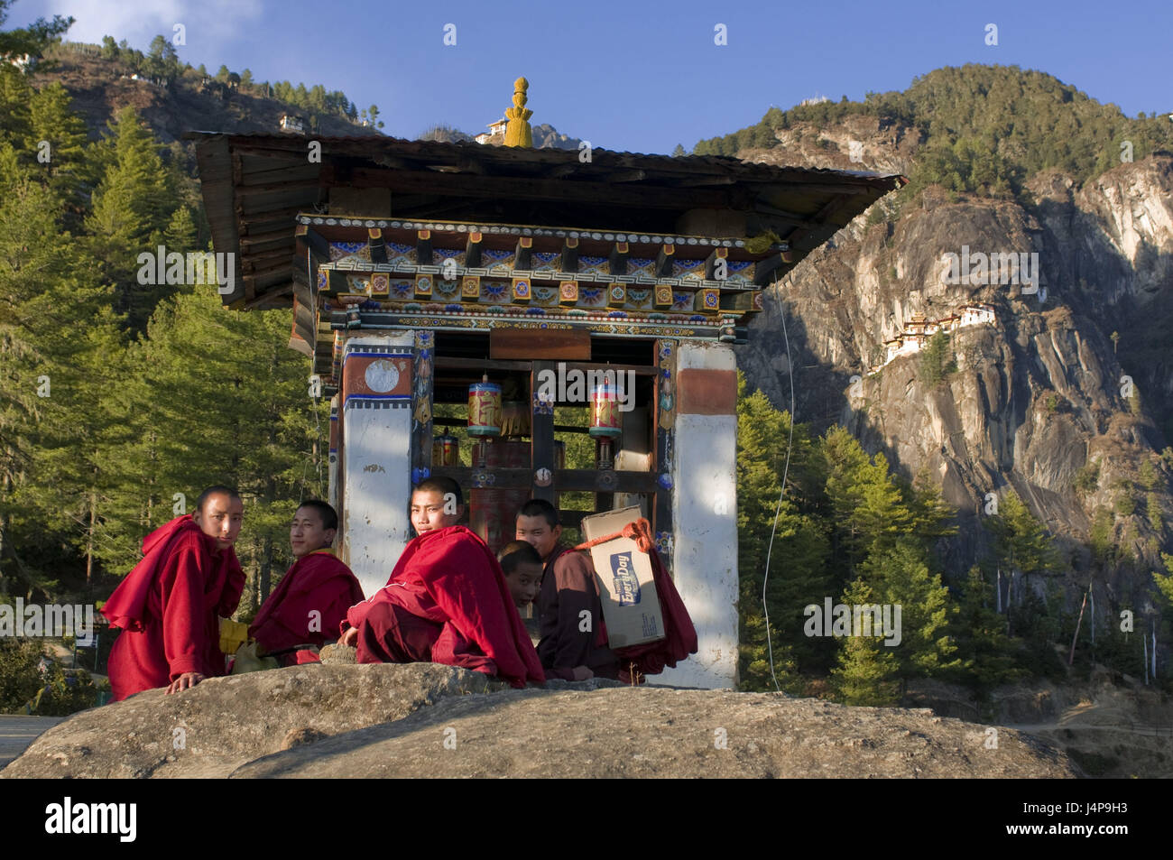 Giovani, sorridere i monaci buddisti, Tiger's Nest-impulso di clock Goempa inclinazione, Bhutan, nessun modello di rilascio, Foto Stock