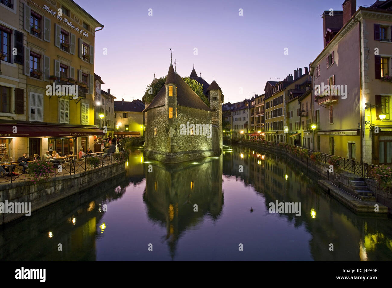 Francia, Annecy, Old Town, River, case, illuminazione, sera, Foto Stock