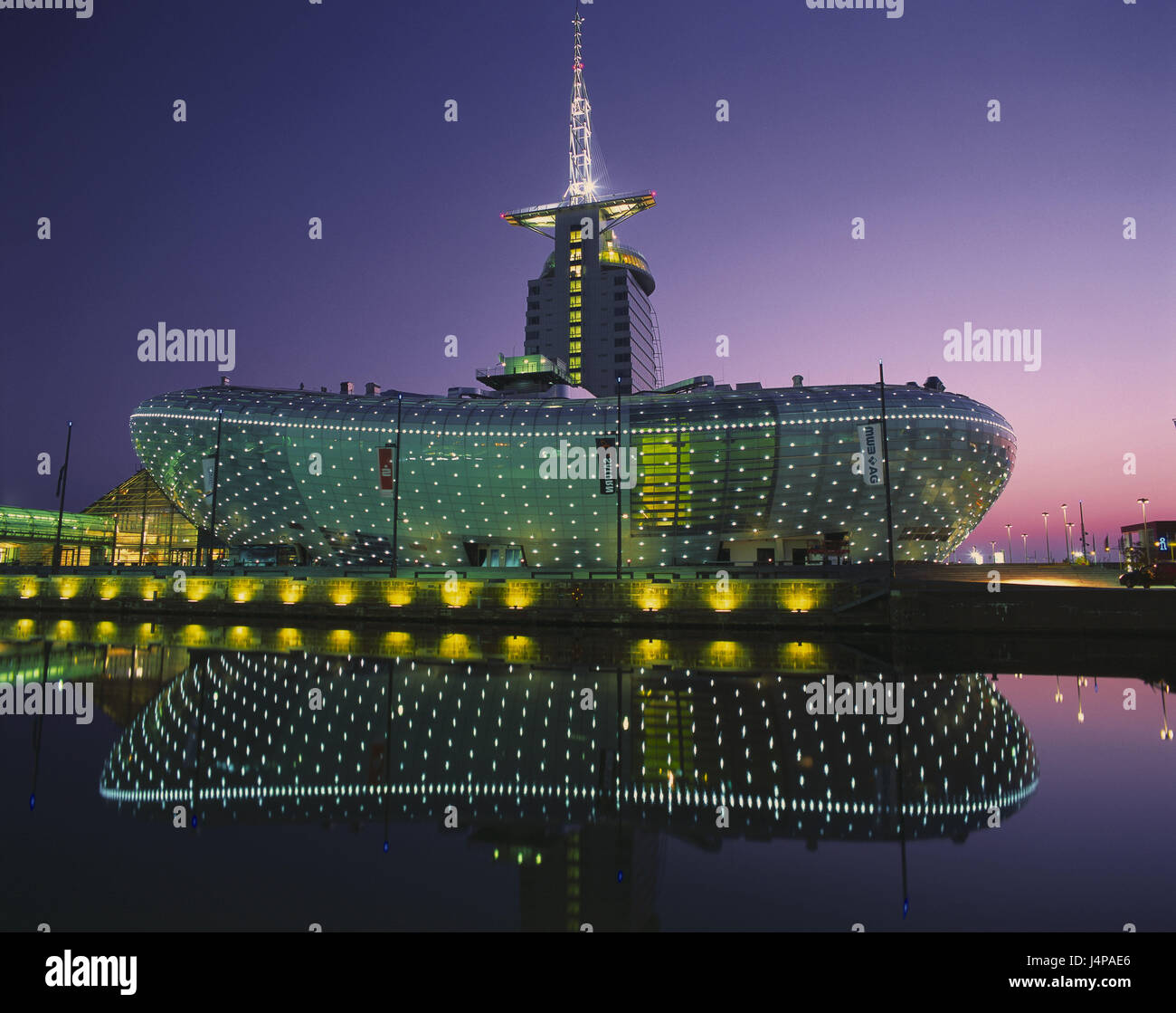 Germania, Bremerhaven, Havenwelten, Casa Clima, sera, porto, edificio, struttura, architettura moderna e futuristica, luci, acqua, mirroring, luogo di interesse al di fuori, crepuscolo, notte, Science Center, dal punto di vista accademico, presentano house, Foto Stock