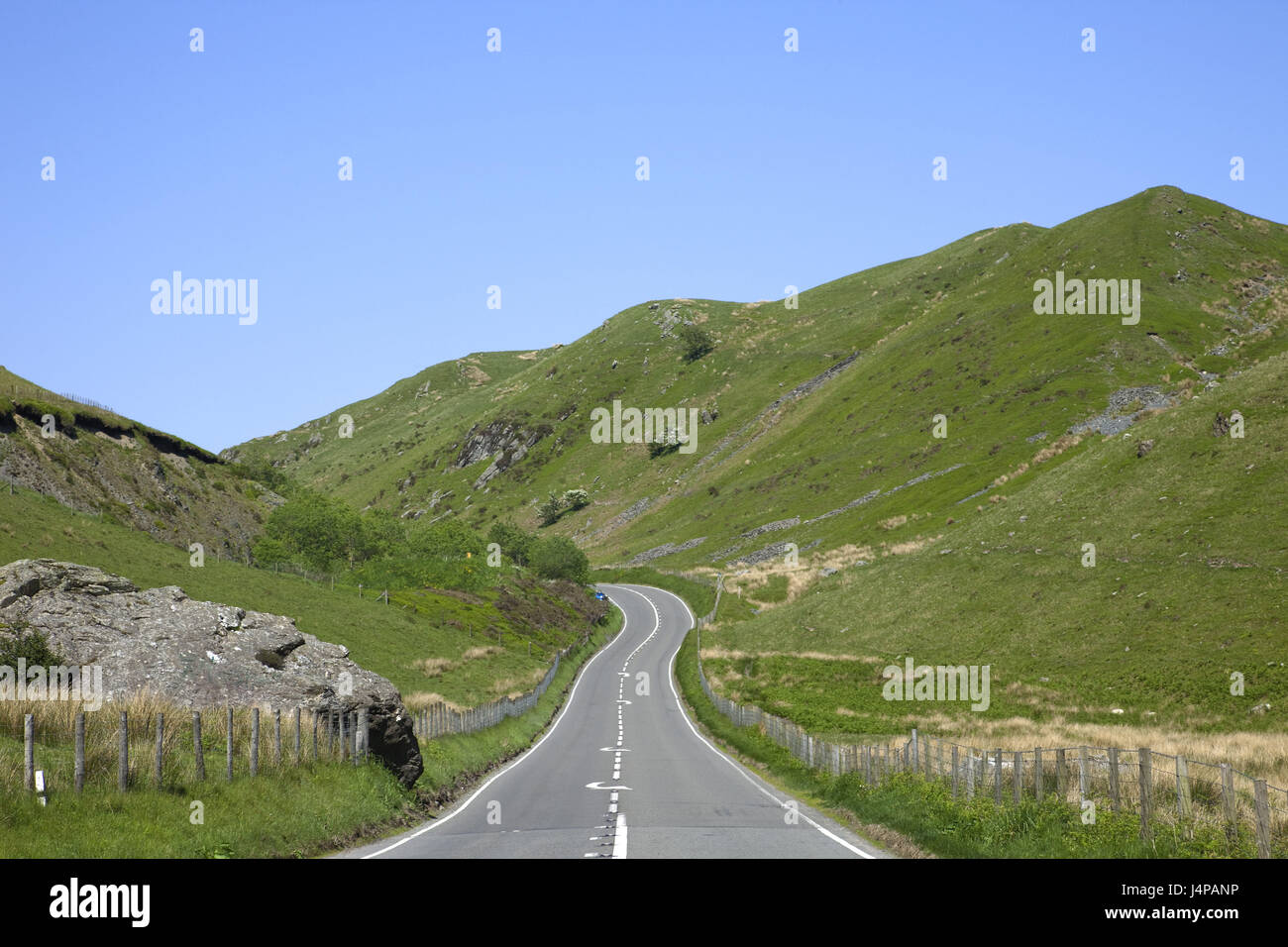 Il Galles, Gwynedd, Snowdonia National Park, il paesaggio di montagna, strada di campagna, Foto Stock