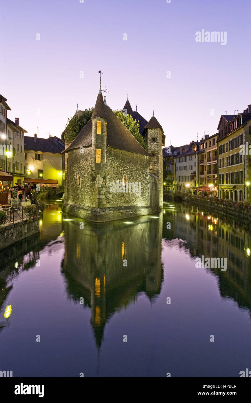 Francia, Annecy, Old Town, River, case, illuminazione, sera, Foto Stock