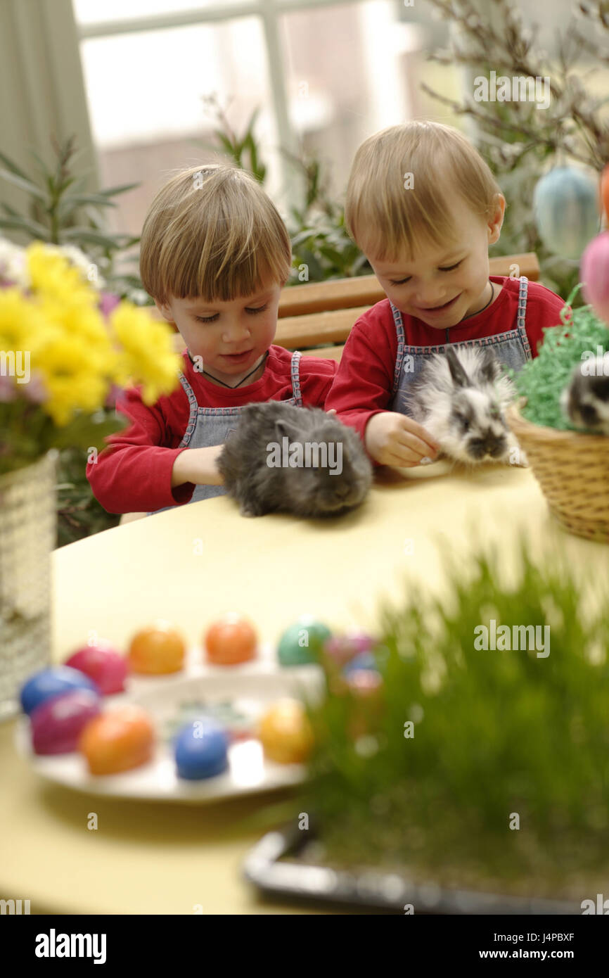 I bambini con il Coniglio di Pasqua decorazione, modello rilasciato, Foto Stock