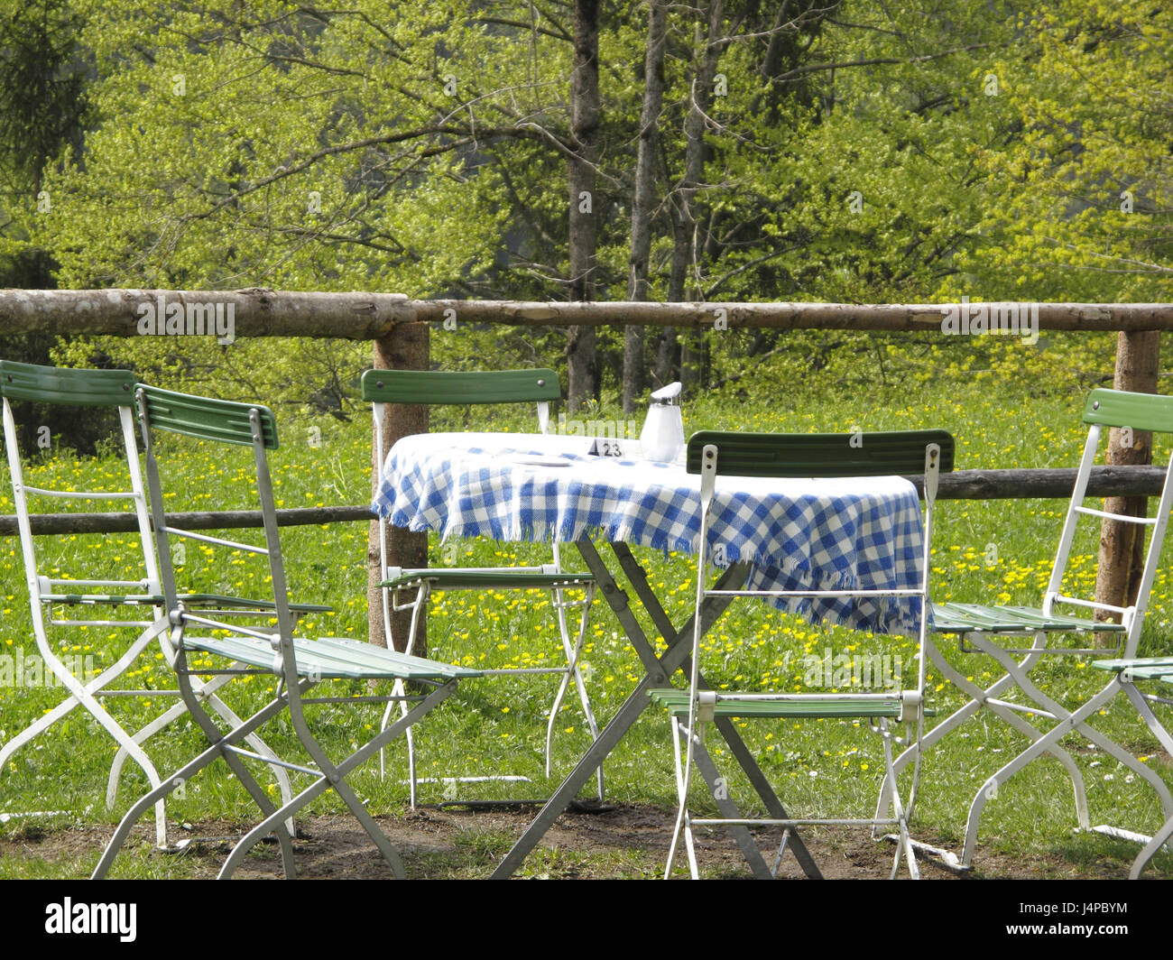 Beer Garden e un tavolo con le sedie, vuoto, Alta Baviera, Baviera, Germania, Europa Foto Stock