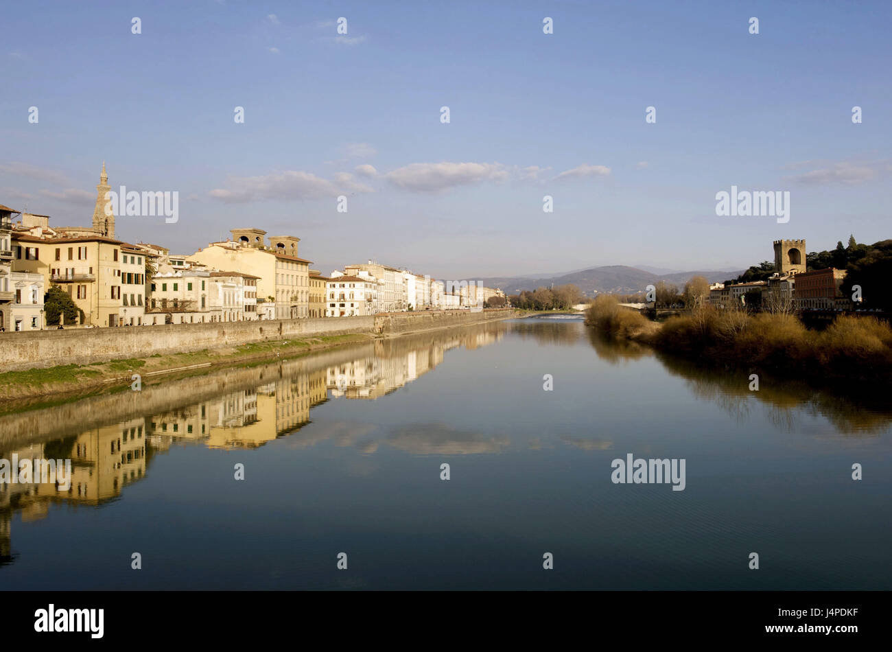 L'Italia, Toscana, Firenze, flusso in Arno, Riva, vista città, Foto Stock