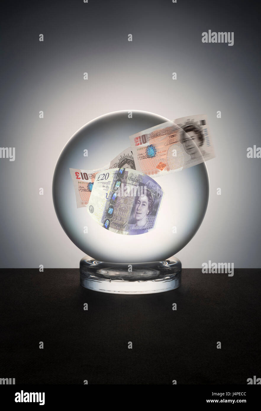 Sfera di cristallo creando una buona fortuna e ricchezza con sterline inglesi Foto Stock