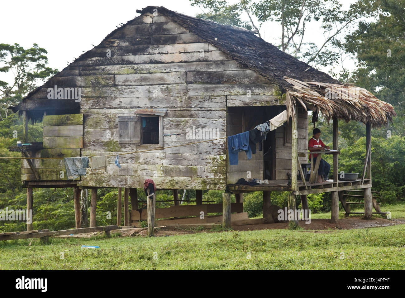 Honduras, La Moskitia, capanna in legno, veranda, bambino, Foto Stock