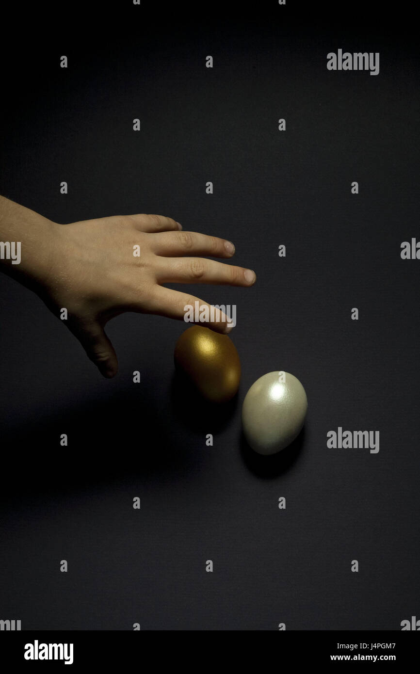 Mano, prendere, uova, bianco, Golden, bambino mano, dettaglio, tesoro, ricchezza, 'Goldei', uovo di pasqua, fortuna, sfortuna, Lucky devil, Goldei, Foto Stock