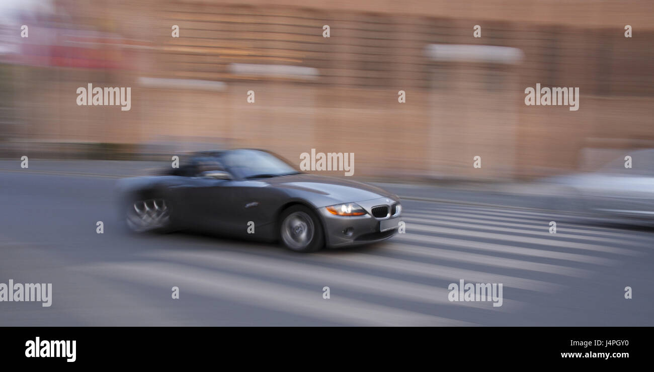 Roadster, BMW Z4, motion blur, scenario, città, zebra crossing, traffico bidirezionale, alcuna proprietà di rilascio, Foto Stock