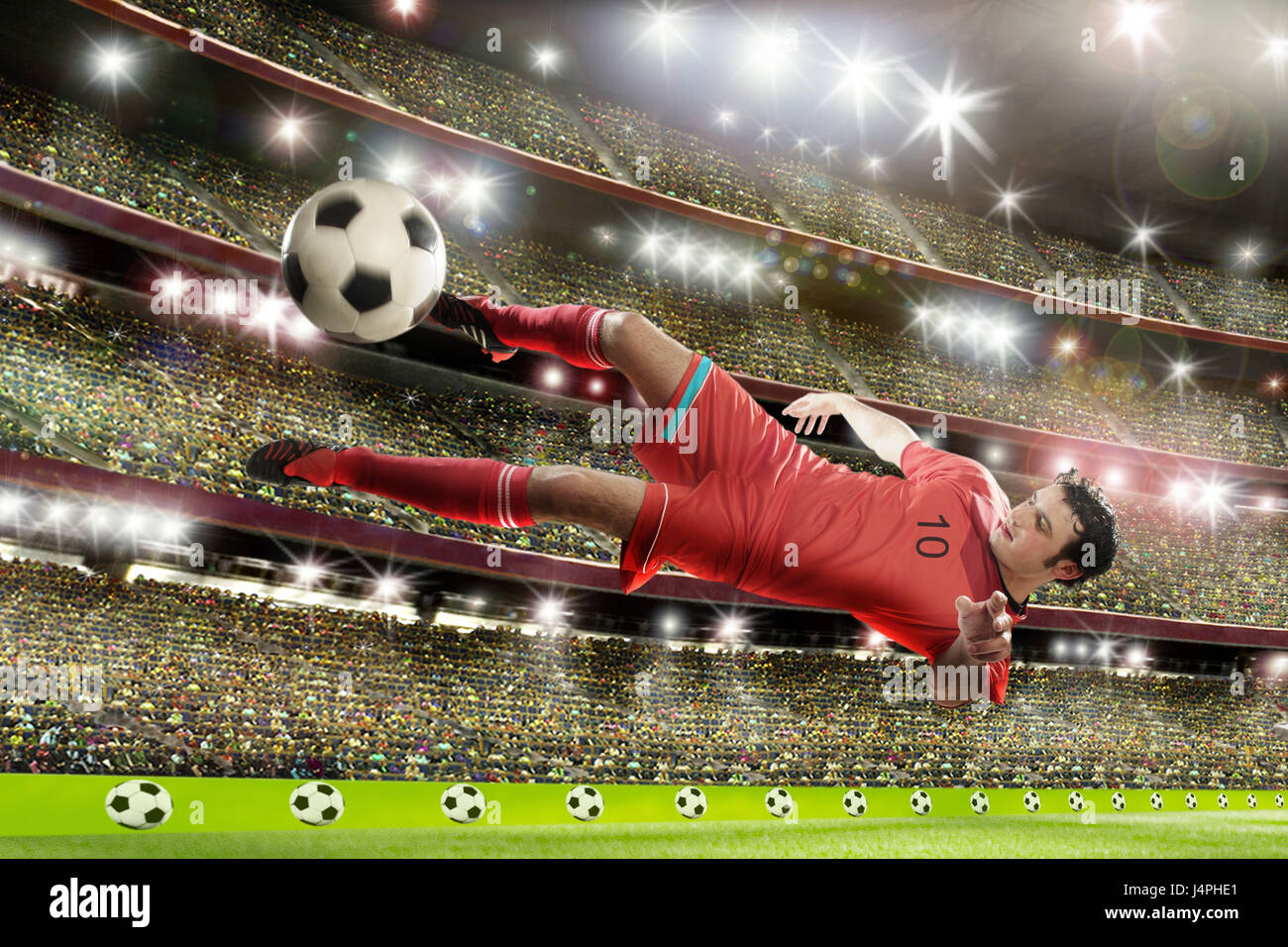 I giocatori di calcio, jump, kick ball, spettatore dello stand di Stadium, Foto Stock