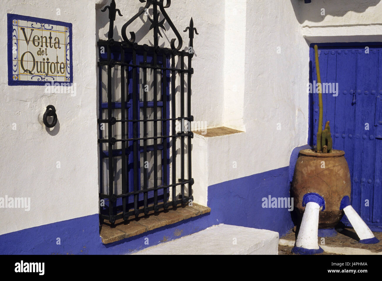 Spagna Puerto Lapice, Venta del Quijote, casa facciata di colore bianco-blu, dettaglio Foto Stock