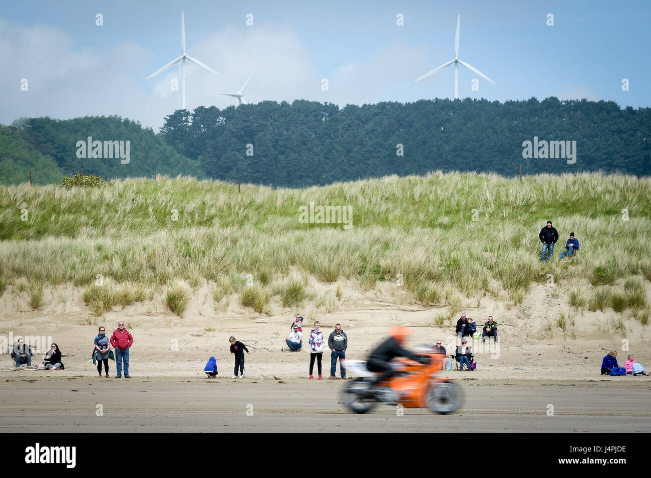 Un motociclista nelle gare di Straightliners 'Top Speed' evento a Pendine Sands, il Galles, in cui i piloti e i driver di competere per la parte superiore velocità di oltre un miglio misurato sulla spiaggia. Foto Stock