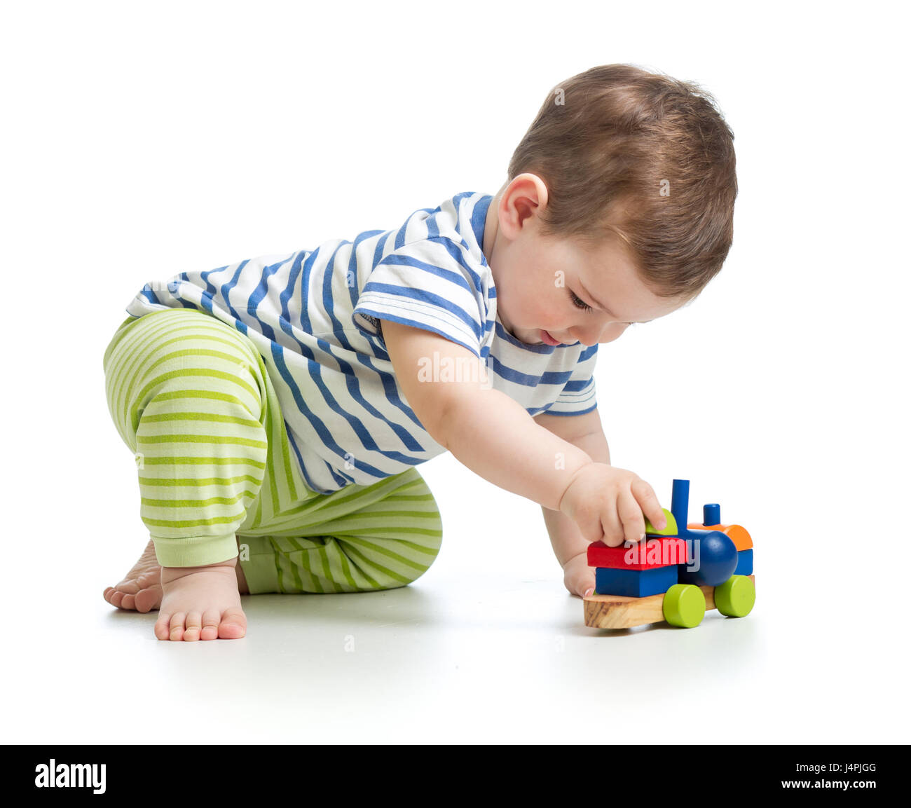 Little Boy kid giocando con il blocco giocattoli isolato Foto Stock