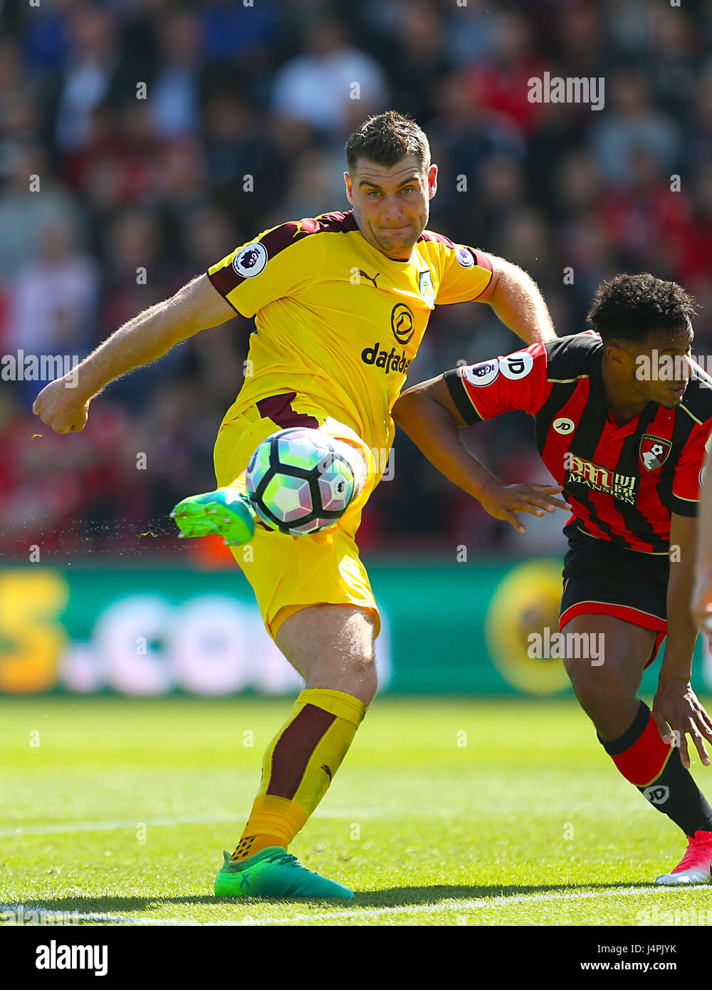 Sam Vokes di Burnley fa un tentativo di gol durante la partita della Premier League al Vitality Stadium di Bournemouth. PREMERE ASSOCIAZIONE foto. Data immagine: Sabato 13 maggio 2017. Vedi PA storia CALCIO Bournemouth. Il credito fotografico dovrebbe essere: Steven Paston/PA Wire. RESTRIZIONI: Nessun utilizzo con audio, video, dati, elenchi di apparecchi, logo di club/campionato o servizi "live" non autorizzati. L'uso in-match online è limitato a 75 immagini, senza emulazione video. Nessun utilizzo nelle scommesse, nei giochi o nelle pubblicazioni di singoli club/campionati/giocatori. Foto Stock