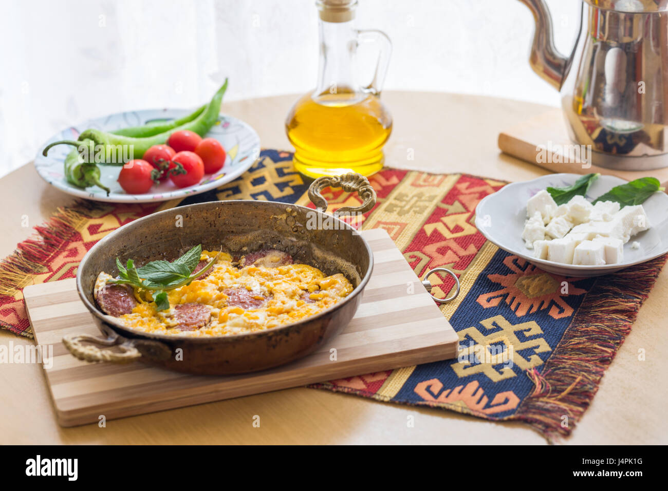 Uova fritte con salsiccia per pizza con pomodoro fresco e peperoni e formaggio Foto Stock