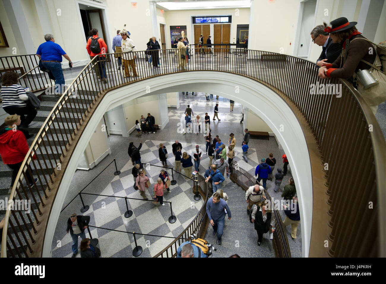 Guerra rivoluzionaria re-enactors guarda su come i membri del pubblico visita il Museo della Rivoluzione Americana, in Philadelphia, PA. Foto Stock